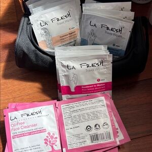 fresh Oil-Free Face Cleanser Wipes - Pink and White Packaging